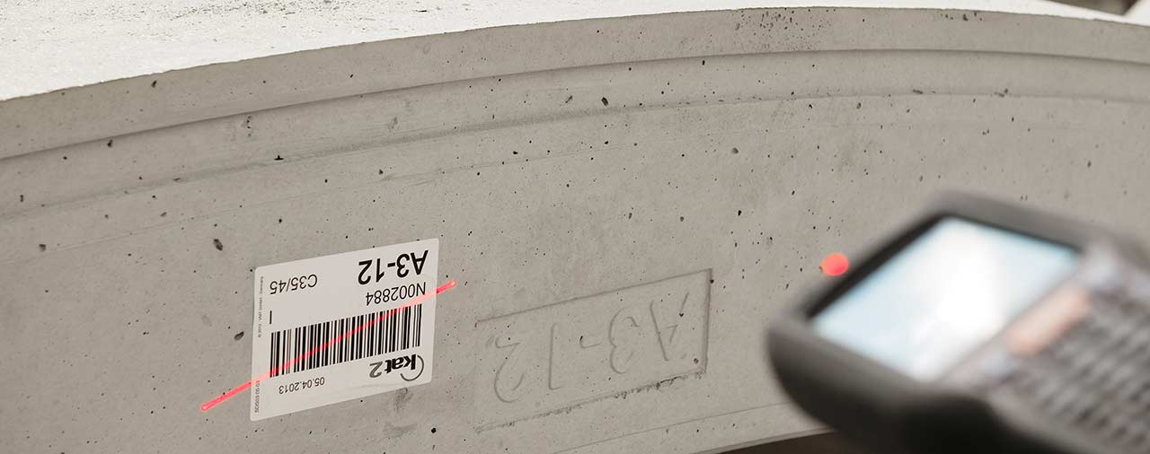 Scanner scanning a barcode on a concrete element