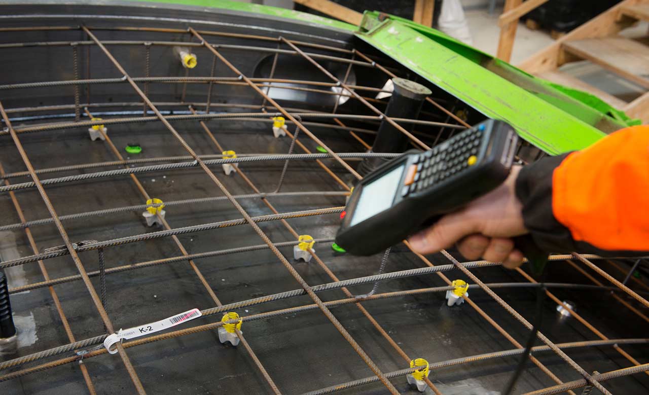 Worker scanning a wireframe label