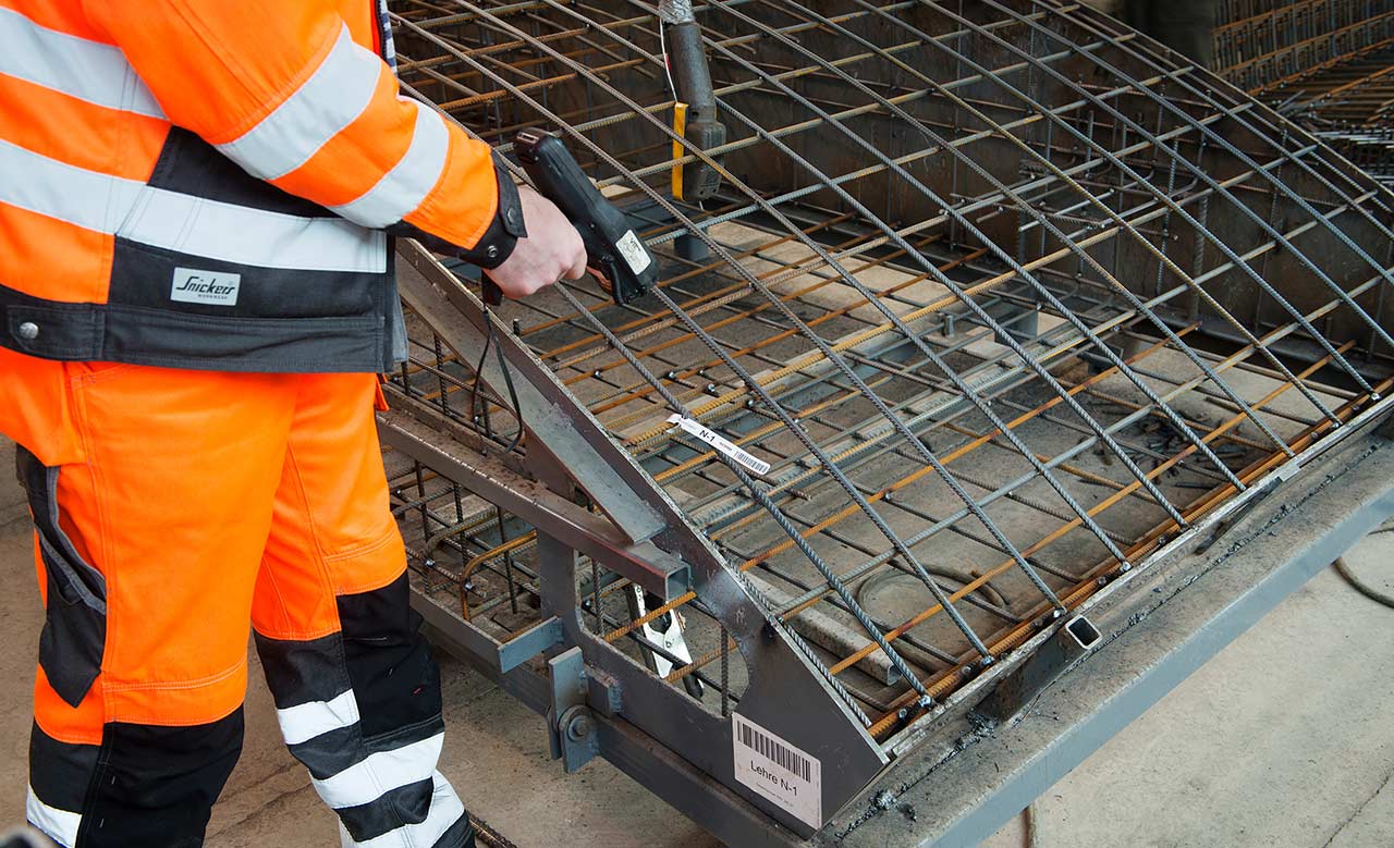 Worker scanning a wireframe label